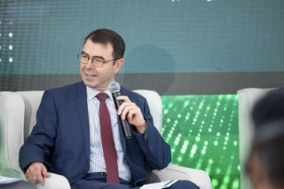 جامعة نايف العربية تشارك في جلسة حوارية بجناح وزارة الداخلية بمعرض الدفاع العالمي بالرياض 